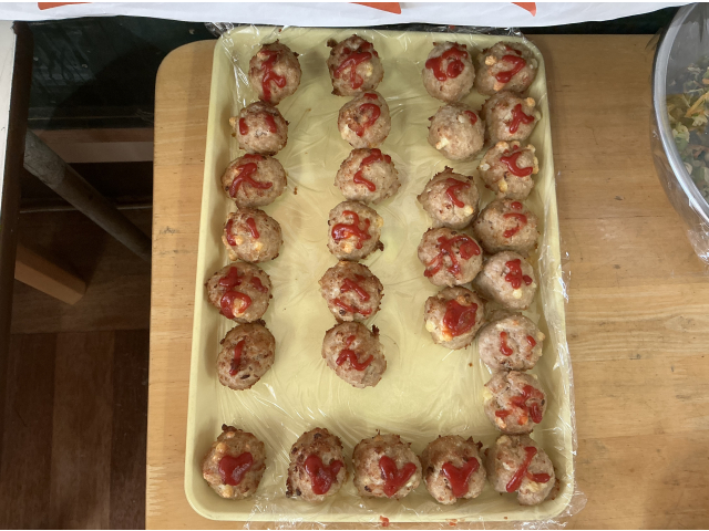 おかわりのハンバーグにはメッセージも！「うんどうかいがんばってね❤ぞうぐみさん　えいえいおー！」