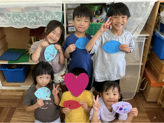 葉っぱの形の紙に運動会の楽しみなことを書きました。