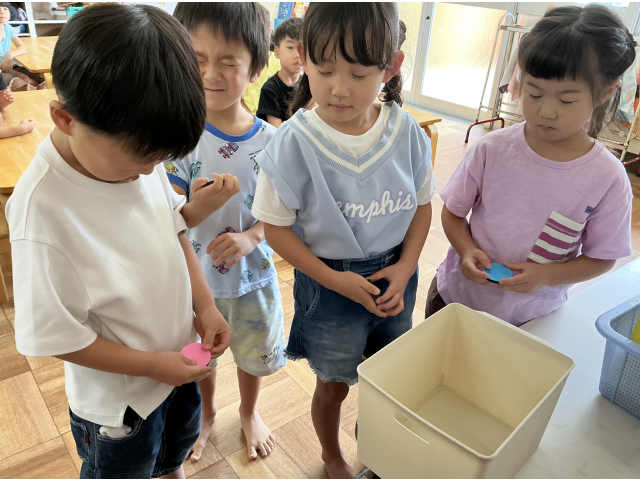 列の代表の子どもたちでくじ引き！ポンポンの色を決めました。