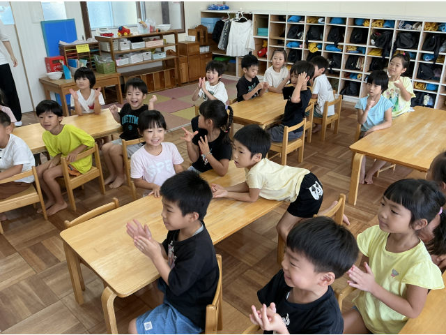 「赤色です！」と発表があると何色でも拍手が起こりました♪