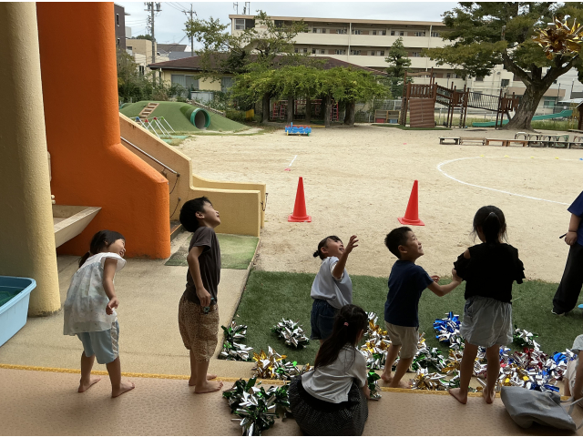 リハーサル前日に担任からのプレゼント！決めた色のポンポンが空から降ってきました！