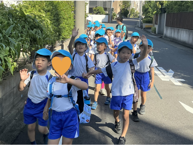 行く途中の家の窓に猫が！「行ってくるね～😊」