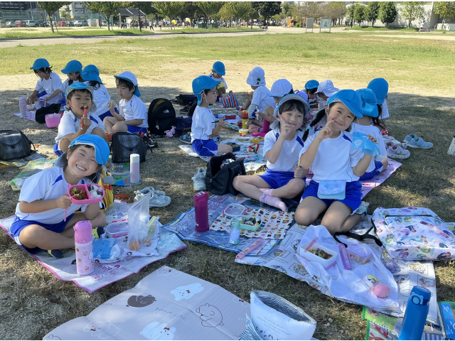 友だちと見せ合ったり嬉しそうに見つめたりして楽しんでいました😊