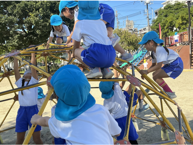 着いたらさっそく遊具で遊びます！