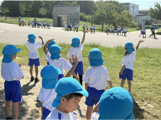 すると、きりん組のお友だちを見つけました！「おーい！やっほー！」