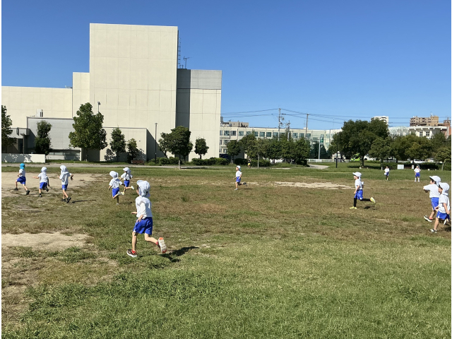 芝生広場では鬼ごっこをしたり