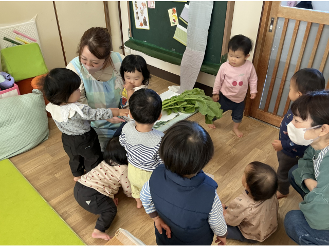 友だちを見て、私も触ってみたーい。と、指差しをする子もいます。