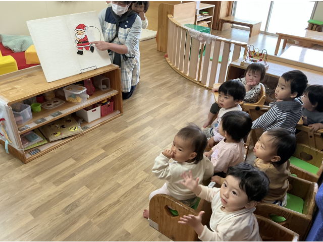 サンタさんの歌に合わせてペープサートを見たよ！