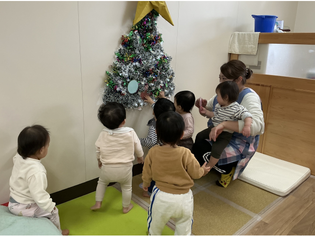 壁に作ってあるツリーにみんなで飾り付け☺