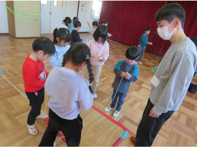 集中してひもを巻いています