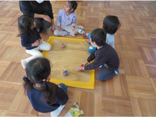 3歳児の子どもたちも楽しんでいます