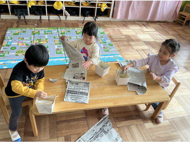 新聞紙をビリビリ破いて豆作り♪