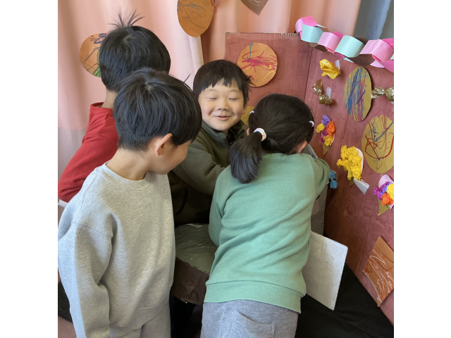 お菓子の家で魔女のクッキング！「何作ってるの？」「ひみつ～」