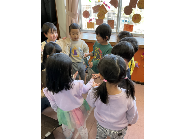 宝物は大人気だったので、「みんなで順番に使えばいいんじゃない？」とジャンケン大会！