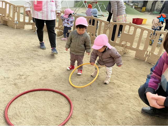 フラフープ並べているよ。ここにしようかな。