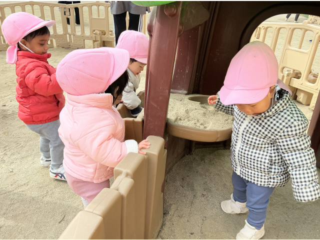 小屋の中と外で、声を掛け合いながら遊んでいるよ。