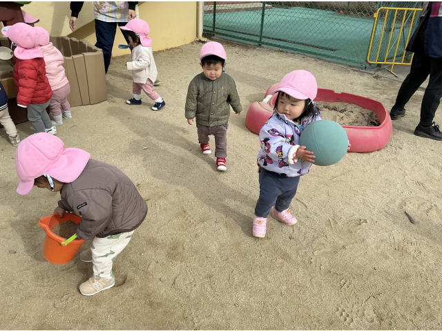 砂が入ったバケツは重たいな。ボール遊びも楽しいな。