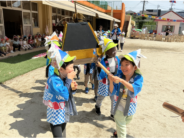 「わっしょい！」楽しくて笑い合っています。