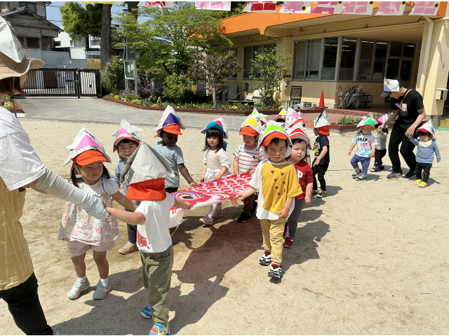 すずらん組もこいのぼりを持って歩きます