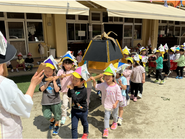きりん組もお神輿担いで「わっしょい！」
