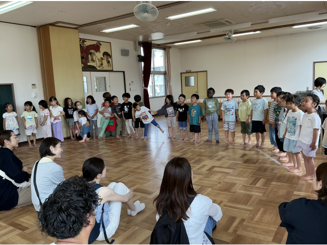 遊戯室で朝の会が始まりました！みんな、ちょっぴり緊張したお顔。