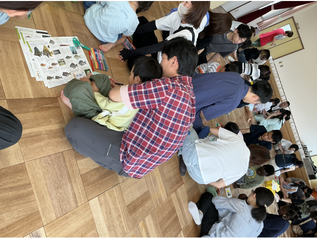 図鑑を見ながら、じっくり描きます