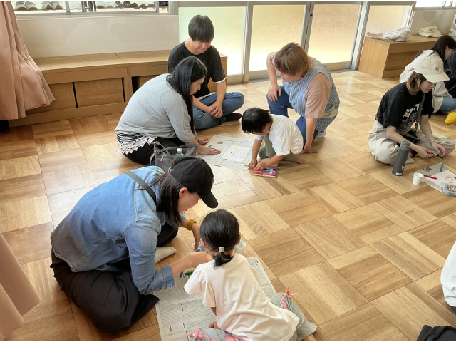何を描こうかなー？！シールも貼ろうかなー？！