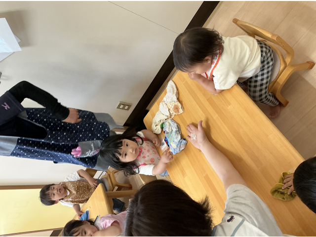 興味津々で　隣の机の子も覗き込んでいます👀