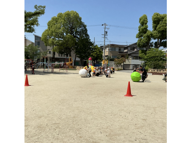 大玉転がし対決したよ😊