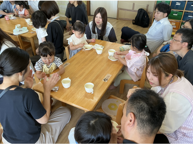 おやつの袋自分で開けれるかな～？
