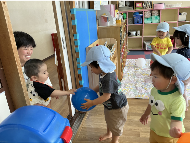 1歳児クラスのお友だちも見に来ました。触ってみる？♡