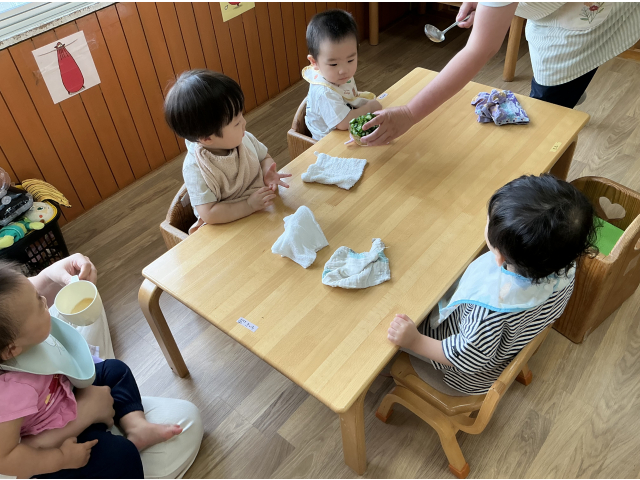 一つずつの食材を見て確認。興味津々で見ていました。