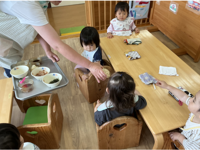 香りも　くんくんと嗅いでいます。