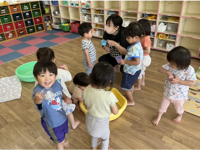 みんな冷たい氷に夢中です！