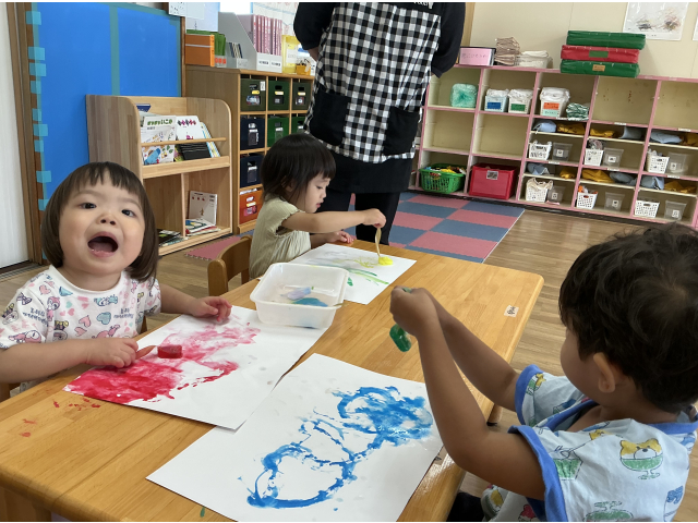 色のついた氷でお絵描き！