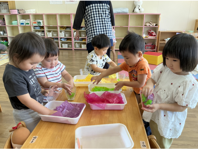 カラーポリ袋を果物に見立ててミックスジュース作り♪