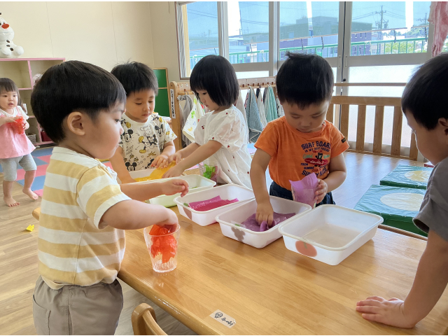せっせとジュースを作って遊んでいました！