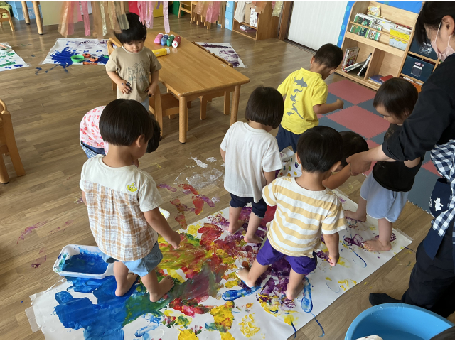今度は足でもペタペタ！