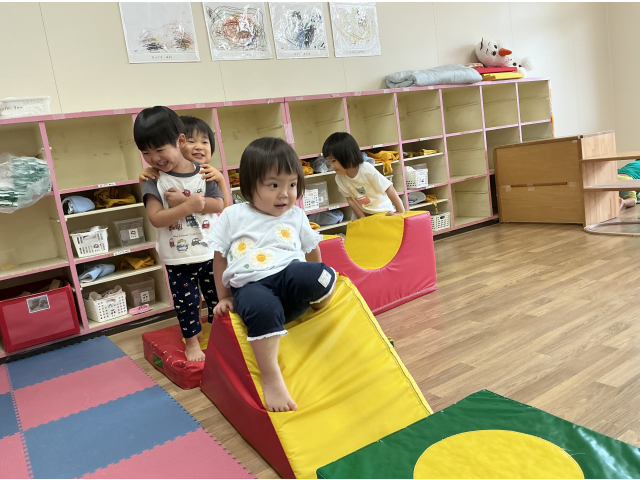 大型ブロックを使ってお部屋で滑り台(^^)