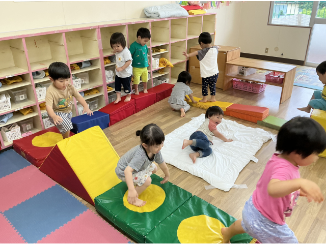室内アスレチックを大きくしてみんなで体を動かして楽しみました！