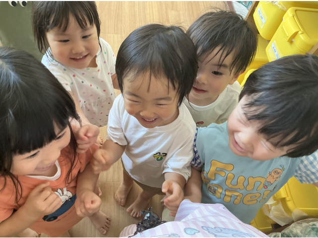 先生のエプロンに登ってる～！