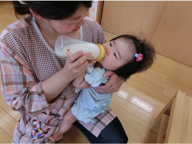 小さい子たちはミルク・母乳を飲んでいます