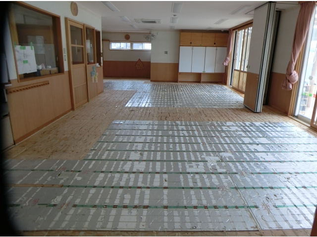むき出しの床暖