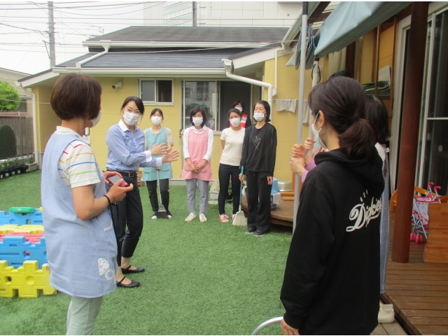 警察の方に質問し真剣に聞いています。