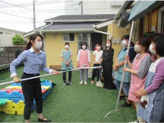 さすまたの使い方をレクチャーしてもらいました。