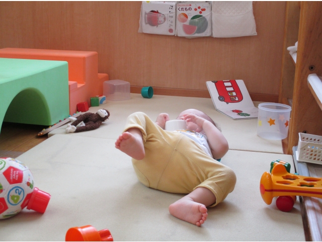 寝ころびながら遊んでます！