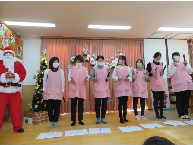 保育士とサンタさんからは、トーンチャイムで「おもちゃのチャチャチャ」の演奏のプレゼントがあり、きれいな音色に聴き入っていた子どもたちでした。