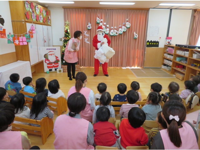 サンタクロースの登場に固まってしまった子どもたちです。
