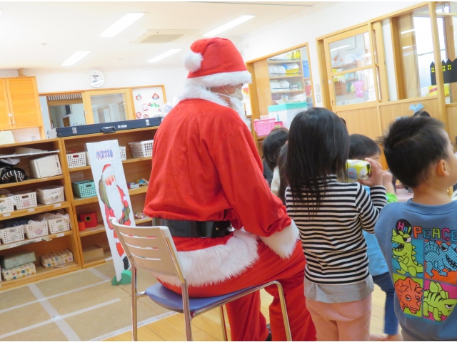 「ジングルベル」を歌ったり、「エビカニックス」を踊ったりしているうちに、サンタさんと仲良くなった子どもたちです。プレゼントをもらって大喜びでした。
