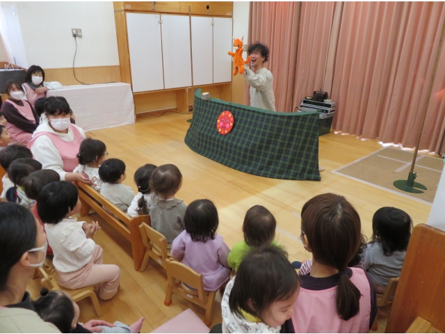 集中して観てます。